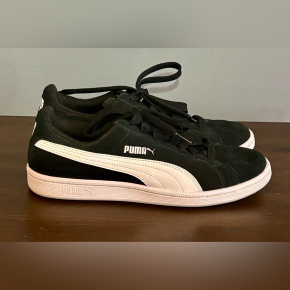 Puma Shoes - Ladies - Puma Suede Sneakers-Black-Size 8. Missing insoles - great condition.